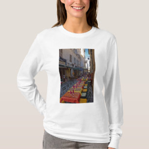 Frankreich, Korsika. Tische eines Cafes, aufgestel T-Shirt