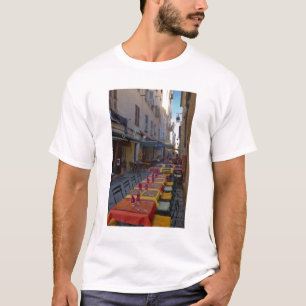 Frankreich, Korsika. Tische im Café Set in schmale T-Shirt