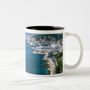 Frankreich, Nizza, Luftaufnahme des Hafens Zweifarbige Tasse