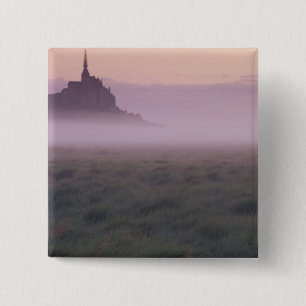 FRANKREICH, Normandie Mont St. Michel. Morgennebel Button