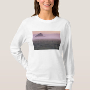 FRANKREICH, Normandie Mont St. Michel. Morgennebel T-Shirt
