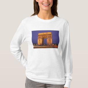 Frankreich, Paris, Arc de Triomphe bei Dämmerung. T-Shirt