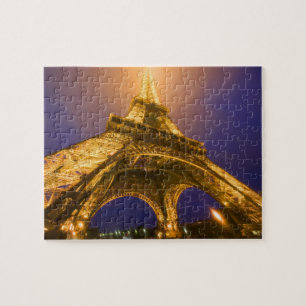 Frankreich, Paris. Blick von unten auf den Eiffelt Puzzle