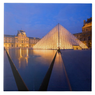 Frankreich, Paris. Das Louvre Museum bei Dämmerun Fliese