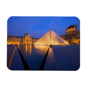 Frankreich, Paris. Das Louvre Museum bei Dämmerun Magnet
