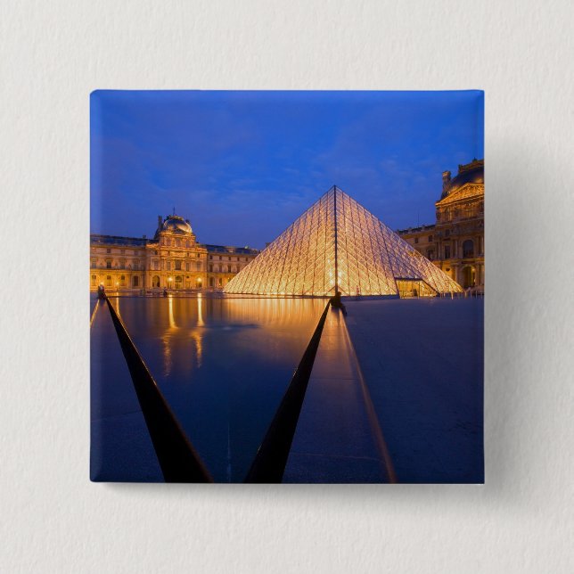 Frankreich, Paris. Das Louvre Museum bei Dämmerung Button (Vorderseite)