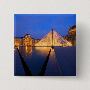 Frankreich, Paris. Das Louvre Museum bei Dämmerung Button