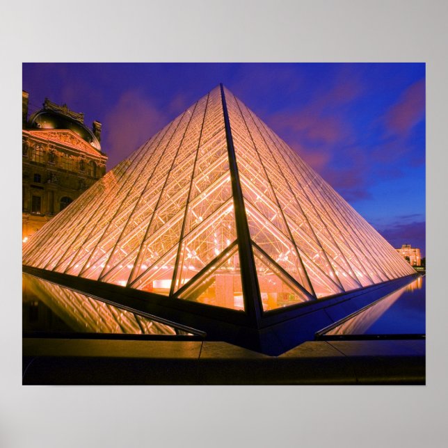 Frankreich, Paris Das Louvre Museum bei Dämmerung. Poster (Vorne)