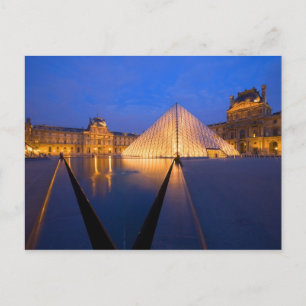 Frankreich, Paris Das Louvre Museum bei Dämmerung. Postkarte