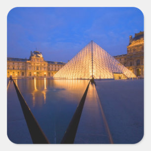 Frankreich, Paris Das Louvre Museum bei Dämmerung. Quadratischer Aufkleber