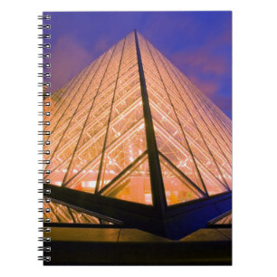 Frankreich, Paris. Das Louvre-Museum in der Dämmer Notizblock