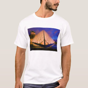 Frankreich, Paris. Das Louvre-Museum in der Dämmer T-Shirt