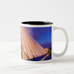 Frankreich, Paris. Das Louvre-Museum in der Dämmer Zweifarbige Tasse