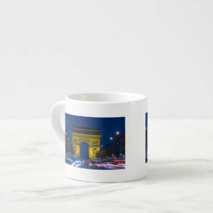 Frankreich, Paris. Der Arc de Triomphe und die Espressotasse