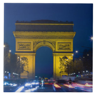 Frankreich, Paris. Der Arc de Triomphe und die Fliese