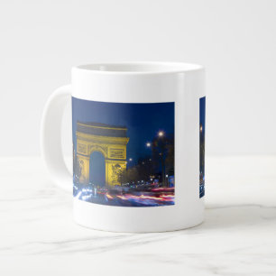 Frankreich, Paris. Der Arc de Triomphe und die Jumbo-Tasse