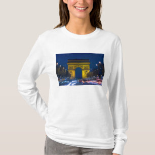 Frankreich, Paris. Der Arc de Triomphe und die T-Shirt