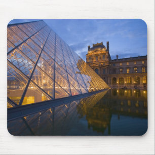 Frankreich, Paris. Der Louvre bei Dämmerung. Credi Mousepad