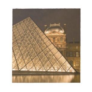 Frankreich, Paris. Der Louvre in der Dämmerung. Cr Notizblock