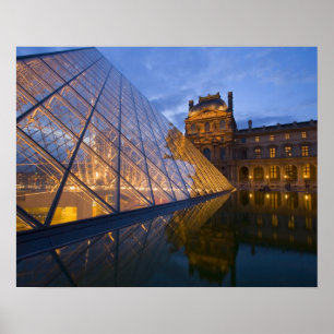 Frankreich, Paris. Der Louvre in der Dämmerung. Cr Poster