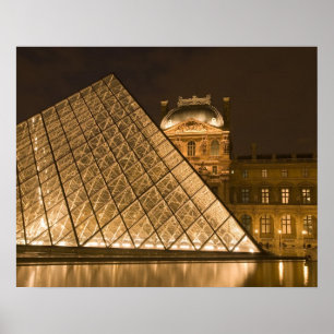 Frankreich, Paris. Der Louvre in der Dämmerung. Cr Poster