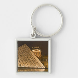 Frankreich, Paris. Der Louvre in der Dämmerung. Cr Schlüsselanhänger