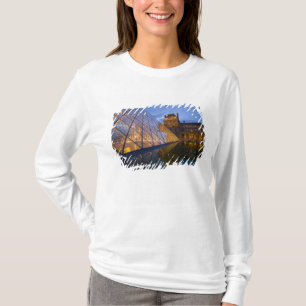 Frankreich, Paris. Der Louvre in der Dämmerung. Cr T-Shirt