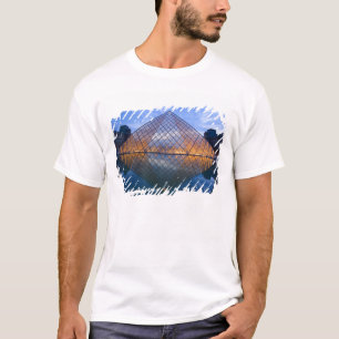 Frankreich, Paris. Der Louvre in der Dämmerung. Cr T-Shirt