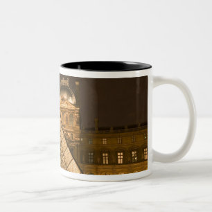 Frankreich, Paris. Der Louvre in der Dämmerung. Cr Zweifarbige Tasse