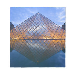 Frankreich, Paris Der Louvre in der Dämmerung. Gut Notizblock