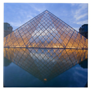 Frankreich, Paris. Der Louvre in der Dämmerung. K Fliese