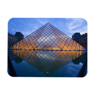 Frankreich, Paris. Der Louvre in der Dämmerung. K Magnet