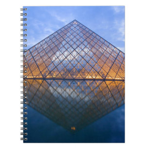 Frankreich, Paris. Der Louvre in der Dämmerung. K Notizblock