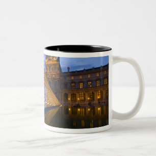 Frankreich, Paris. Der Louvre in der Dämmerung. K Zweifarbige Tasse