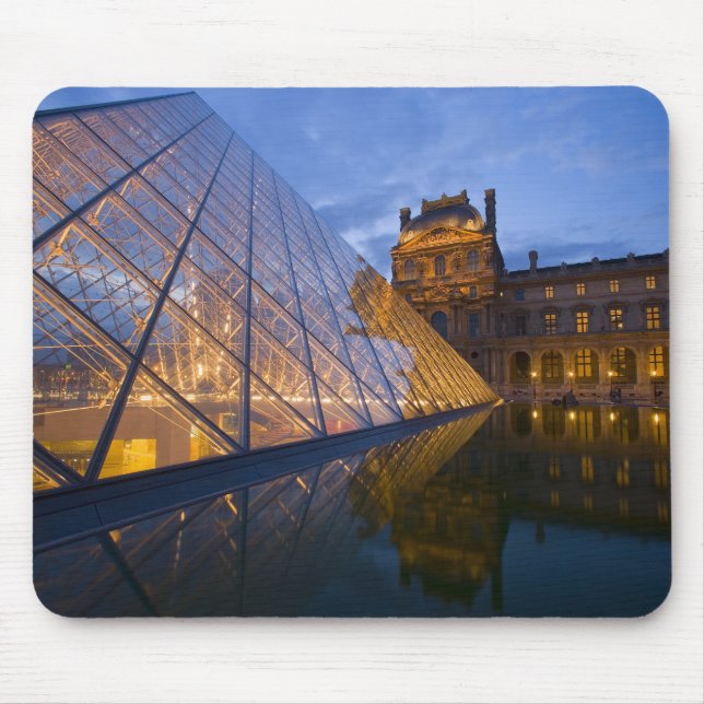 Frankreich, Paris. Der Louvre in der Dämmerung. Kr Mousepad (Vorne)