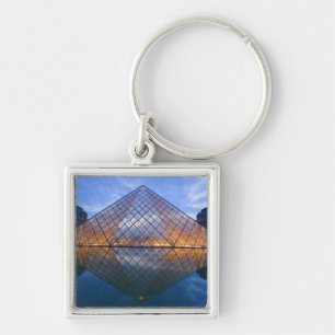 Frankreich, Paris. Der Louvre in der Dämmerung. Kr Schlüsselanhänger