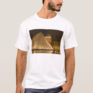 Frankreich, Paris. Der Louvre in der Dämmerung. Kr T-Shirt