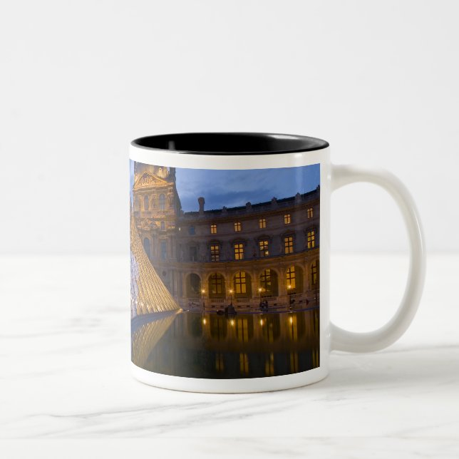 Frankreich, Paris. Der Louvre in der Dämmerung. Kr Zweifarbige Tasse (Rechts)