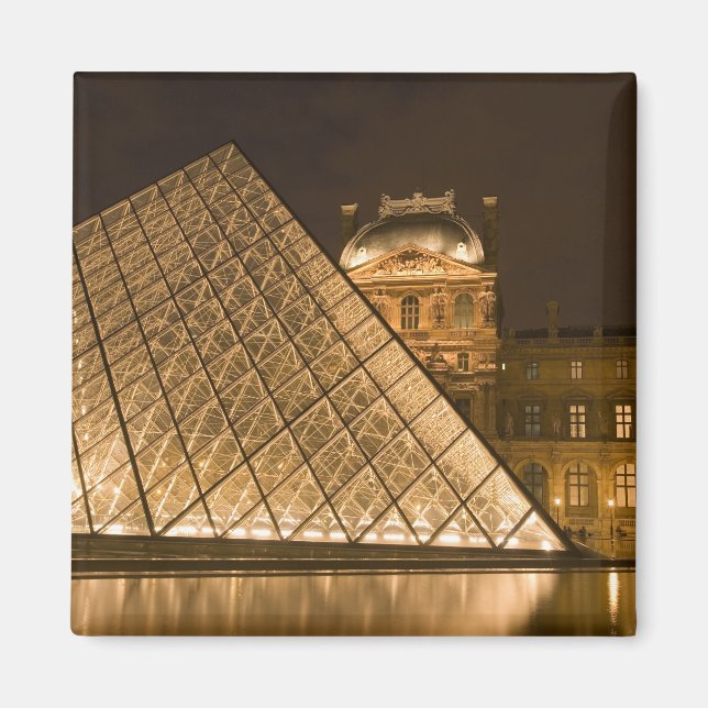 Frankreich, Paris Der Louvre in der Dämmerung. Kre Magnet (Vorne)