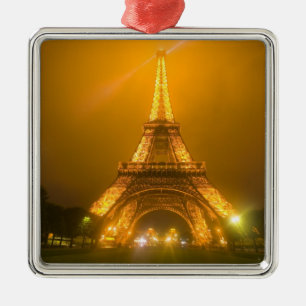 Frankreich, Paris. Eiffelturm bei Nacht erleuchtet Silbernes Ornament