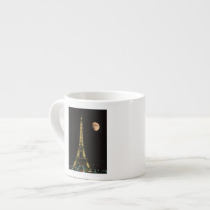 Frankreich, Paris. Eiffelturm bei Nacht mit Espressotasse