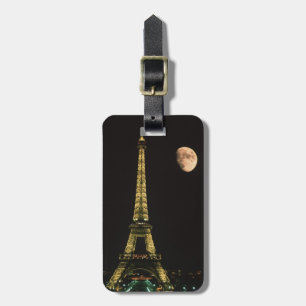 Frankreich, Paris. Eiffelturm bei Nacht mit Gepäckanhänger