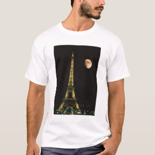 Frankreich, Paris. Eiffelturm bei Nacht mit T-Shirt