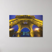 Frankreich, Paris Eiffelturm beleuchtet am