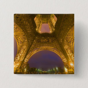 Frankreich, Paris. Eiffelturm beleuchtet bei 2 Button