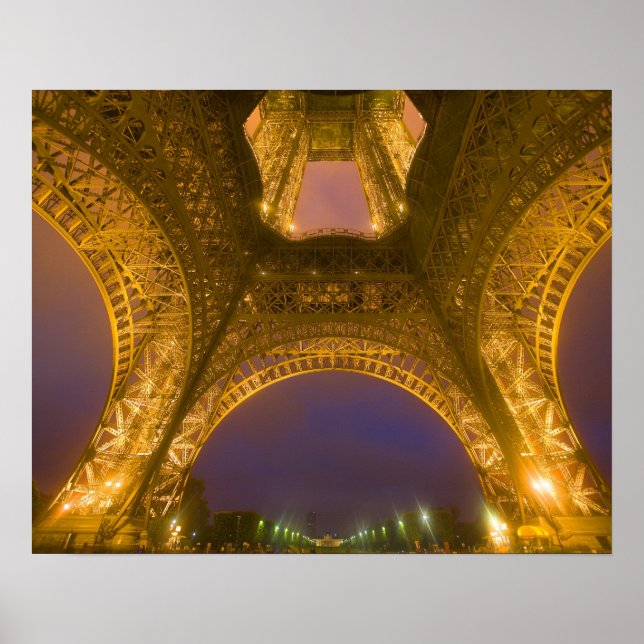 Frankreich, Paris Eiffelturm beleuchtet bei 2 Poster (Vorne)