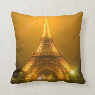 Frankreich, Paris. Eiffelturm beleuchtet bei 3 Kissen