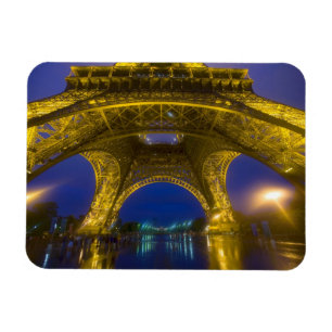 Frankreich, Paris. Eiffelturm beleuchtet bei Magnet