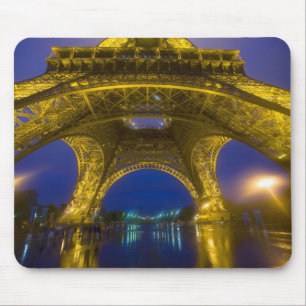 Frankreich, Paris. Eiffelturm beleuchtet bei Mousepad