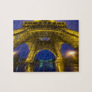 Frankreich, Paris. Eiffelturm beleuchtet bei Puzzle